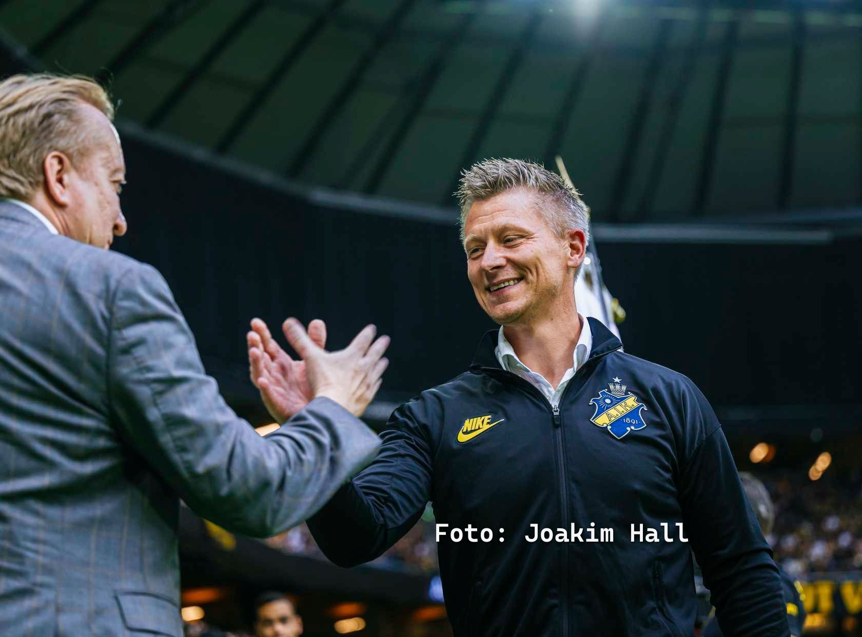 AVGÅ! Hördes på Läktarna i November. I januari meddelade AIK att Mikkjal Thomassen lämnar som huvudtränare. Att beskedet kom först två månader efter säsongsslutet sätter fokus på processen, inte utfallet.